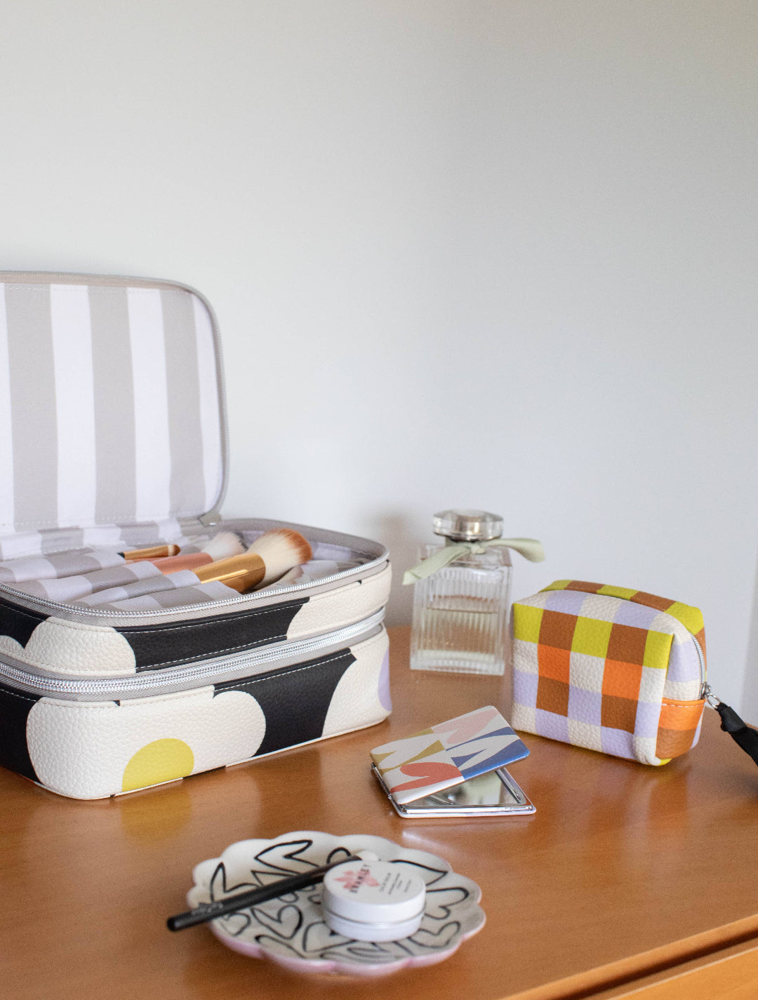 Caroline Gardner - Outline Hearts Scallop Trinket Tray