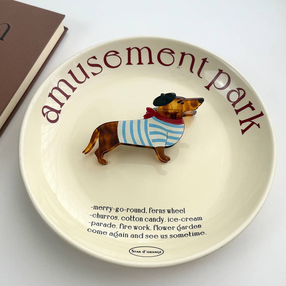 Decorative plate with a dachshund jawclip on it